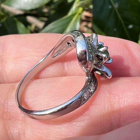 VINTAGE 14K WHITE GOOD EMERALD & DIAMOND FLOWER COCKTAIL RING FABULOUS FEMININE - Picture 5 of 16